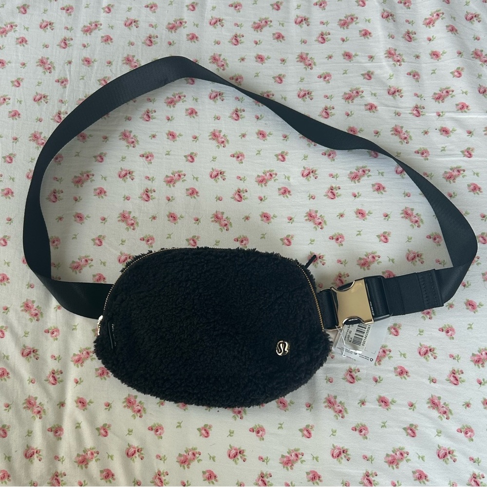 🌲Lululemon Everywhere Belt Bag Black Fleece🌲
